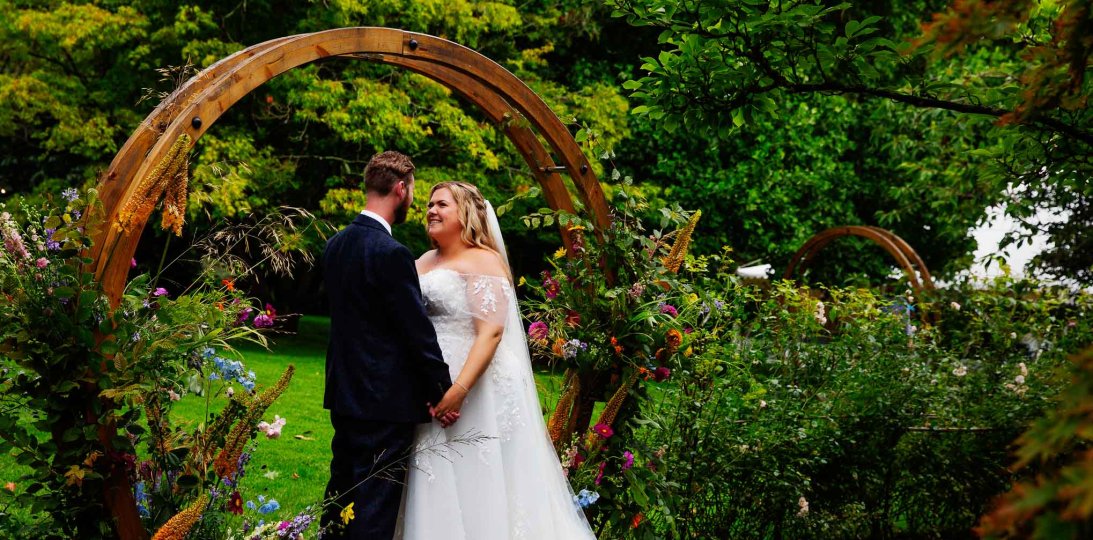 Wedding Couple in front of moon gate at Temple Of Minerva, Tasha Park